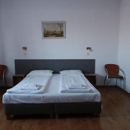Hotel Liliacul Клуж-Напока Экстерьер фото